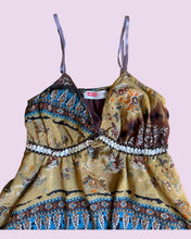 Load image into Gallery viewer, floaty sequin trim top *size S/M*
